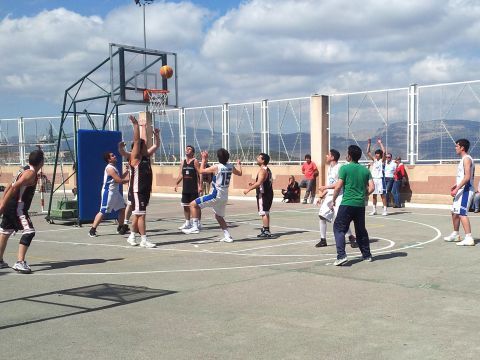 Imagen del encuentro de baloncesto. (Foto: Antonio J. Sobrados)