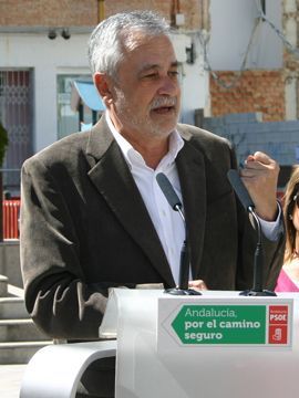 José Antonio Griñán durante su intervención en el mitin celebrado en la Plaza Palenque hoy. (Foto: R. Cobo)