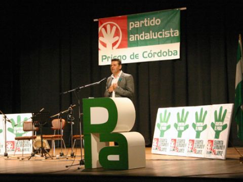 antonio Manuel Rodríguez durante su intervención ayer en el Teatro Victoria. (Foto: R. Cobo)