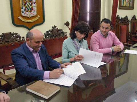 Carmelo Ruiz, María Luisa Ceballos y Juan Ramón Valdivia durante la firma del contrato de cesión de servicios. (Foto: R. Cobo)