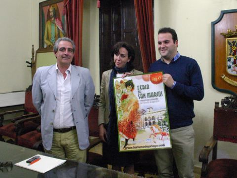 Antonio María Galisteo, María Luisa Ceballos y Juan Ramón Valdivia con el cartel anunciador de la Feria. (Foto: R. Cobo)