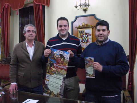 Galisteo, Valdivia y Ruiz con el cartel anunciador. (Foto: R. Cobo)
