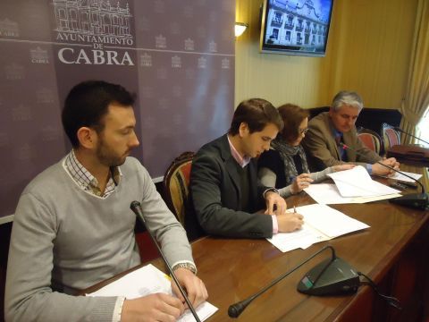 Priego y Mérida firmando el convenio. (Foto: J. Moreno)