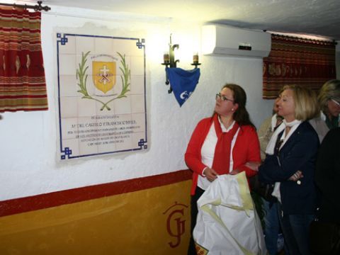 Azulejo con el que los Amigos de la Cruz Blanca agradecieron la colaboración de Casti y Javier para con este colectivo. (Foto: R. Cobo)