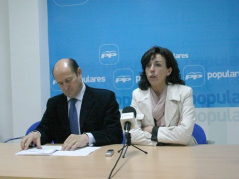 Cabello de Alba y Ceballos durante su comparecencia ante los medios en la sede del PP prieguense. ( Foto: R. Cobo)