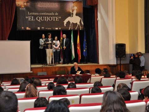 María Luisa Ceballos comenzando la lectura de la obra cervantina. (Foto: Cedida)