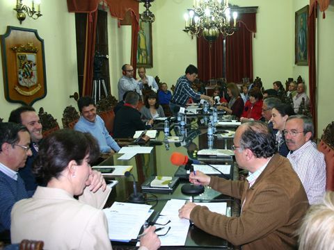 Prolegómenos de la sesión ordinaria del Pleno de la Corporación municipal prieguense celebrada ayer viernes. (Foto: R. Cobo)