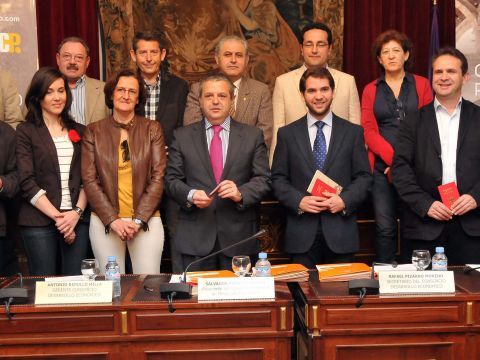 El vicepresidente primero de la Diputación con los alcaldes y concejales de los 16 municipios. (Foto: Cedida)