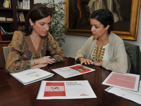 Pilar Gracia con la representante de la entidad, Carmen Escalante. (Foto: Cedida)