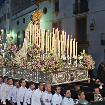 La imagen de María Stma. de los Desamparados durante el desfile procesional. (Foto: Antonio J. Sobrados)