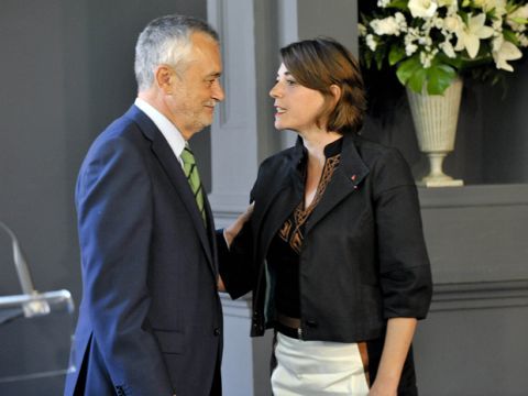 La ya nueva consejera de Fomento y Vivienda junto a José Antonio Griñán. (Foto: juntadeandalucia.es)