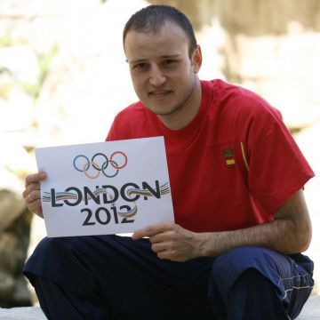 Carlos Machado, posa con el logo de Londres 2012. (Foto: Antonio J. Sobrados)