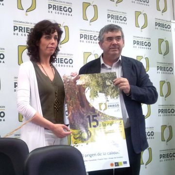 Ceballos y Serrano con el cartel anunciador del evento. (Foto: Antonio J. Sobrados)