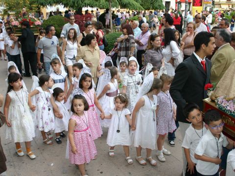 Un grupo de pequeñas mantillas a su paso por la Plaza de la Constitución. (Foto: R. Cobo)