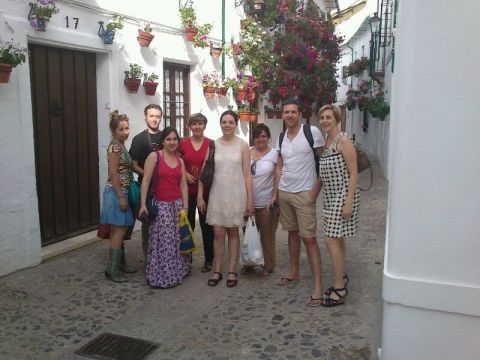 El grupo junto a personal de la Delegación de Turismo en el barrio de La Villa. (Foto: Cedida)