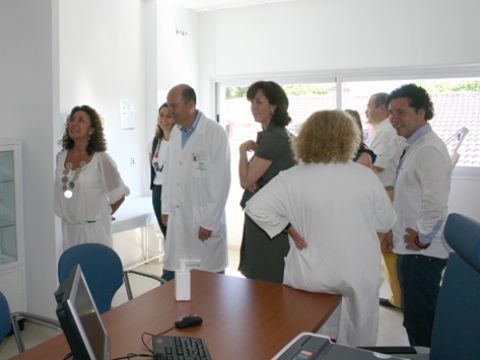 Autoridades y profesionales sanitarios en una de las nuevas consultas. (Foto: R. Cobo)