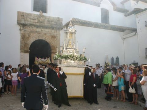Salida de la parroquia de la Asunción del templete procesional realizado por Luis de Beas en 1592. (Foto: R. Cobo)