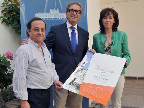 Forcada, Pineda y Ceballos con el cartel anunciador de la XXV edición de la ELAP. (Foto: Cedida)