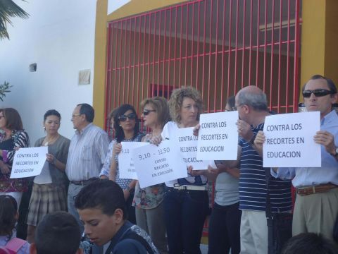 Profesorado protestando contra los recortes. (Foto: J. Moreno)