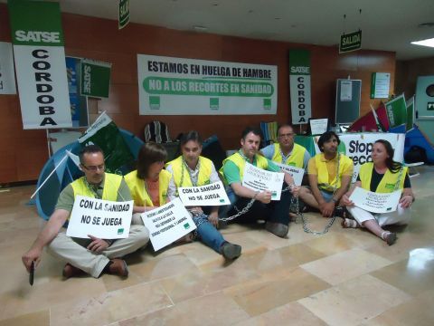 Imagen de los sindicalistas en el hall del Infanta Margarita. (Foto: J. Moreno)
