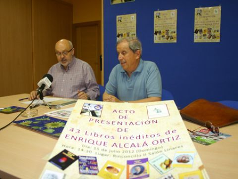 Manuel Pulido y Enrique Alcalá, con el cartel anunciador del acto en primer plano. (Foto: R. Cobo)