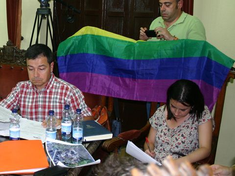 Manuel Rodríguez (IU) y Sonia Jiménez (PSOE) con la bandera del Día del Orgullo Gay en el respaldo de sus sillones. (Foto: R. Cobo)