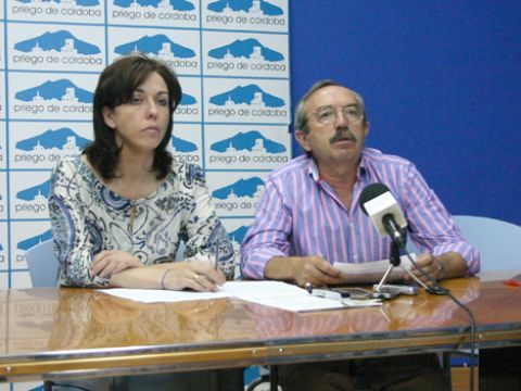 María Luisa Ceballos y Antonio Barrientos esta mañana durante su comparecencia ante los medios. (Foto: R. Cobo)