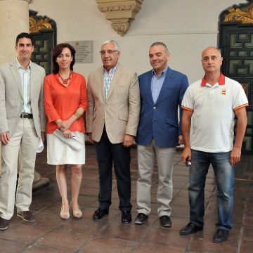 Luis Calvo junto a representantes de clubes, Ceballos y Palomares