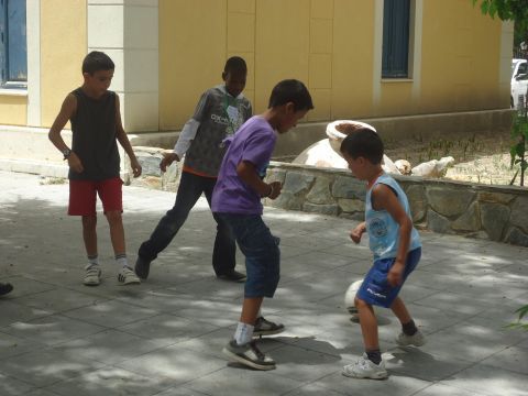 Grupo de niños jugando al fútbol en el Centro de Interpretación del Tren del Aceite. (Foto: J. Moreno)