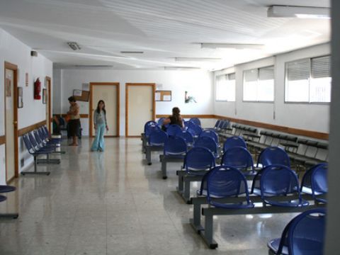 Imagen de la sala de espera del Centro de Salud de Priego. (Foto: Priego Digital)