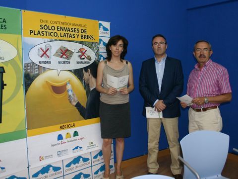 Ceballos, Algovia y Barrientos junto a la cartelería de la campaña. (Foto: R. Cobo)