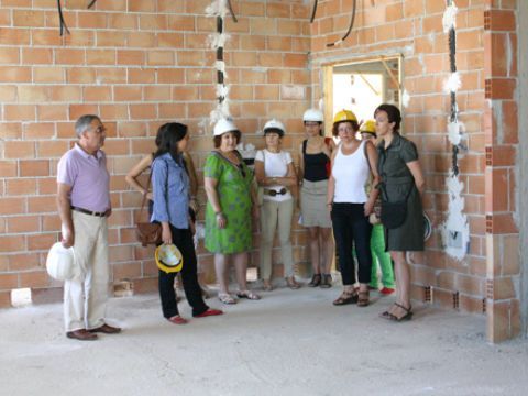 Participantes en la visita en lo que será la futura sala de talleres, ubicada en la tercera planta del edificio. (Foto: R. Cobo)