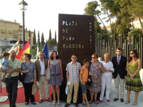 Autoridades y familiares de Francisco Carmona en la inauguración de la plaza. (Foto: Cedida)