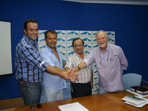 Gago y Forcada sellan el acuerdo con un apretón de manos, junto a Valdivia y Dorado. (Foto: R. Cobo)