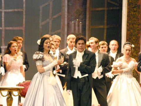 Uno de los momentos del conocido "brindis" de La Traviata durante la representación de ayer. (Foto: R. Cobo)