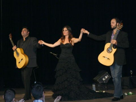 Navarro saluda al público tras finalizar su actuación, junto a Antonio Campos y Juan Antonio Suárez. (Foto: R. Cobo)