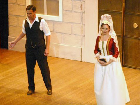 Antonio Torres y Carmen Serrano ayer durante su actuación en el Tetro Victoria. (Foto: R. Cobo)