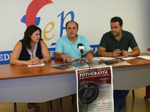 Paqui García, Juan Manuel Luque y Juan Ramón Valdivia durante la presentación del concurso fotográfico. (Foto: R. Cobo)