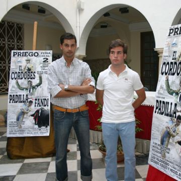 Eduardo Jurado y Miguel Ángel Serrano junto al cartel anunciador de la feria taurina de Priego. (Foto: R. Cobo)