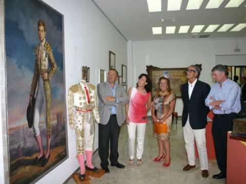 Autoridades y la comisaria de la exposición, Mercedes Valverde, en la zona dedidada a Manuel Benítez. (Foto: R. Cobo)