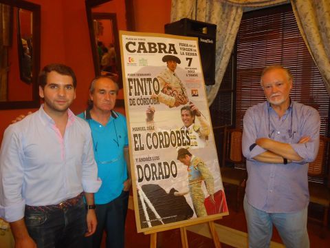 Priego, Benítez y Dorado ante el cartel. (Foto: J. Moreno)