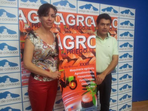 Ceballos y Carrillo con el cartel anunciador de Agropriego 2012. (Foto: Antonio J. Sobrados)