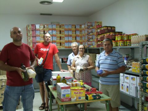 Miembros de Iniciativas Solidarias entregando los alimentos. (Foto: Cedida)
