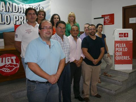 Integrantes de la nueva ejecutiva del PSOE prieguense. (Foto: R. Cobo)
