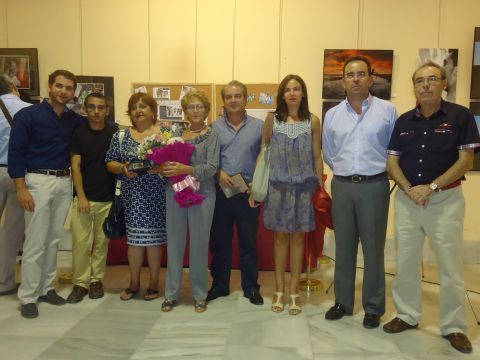 La familia de Paco Carmona con las autoridades. (Foto: J. Moreno)