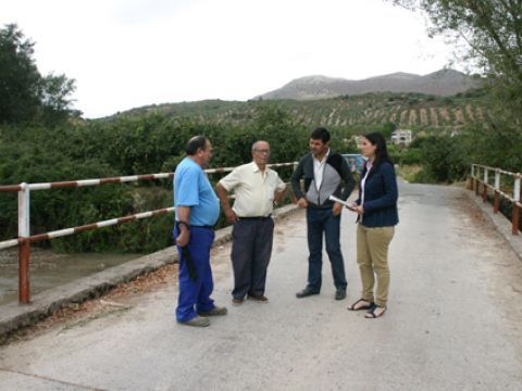 Casanueva y Carrillo junto a dos vecinos de la zona en el puente del LLano de las Monjas. (Foto: R. Cobo)