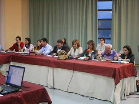 Integrantes del grupo municipal socialista y parte del Equipo de Gobierno ayer durante el desarrollo del Pleno. (Foto: A.J. Sobrados)