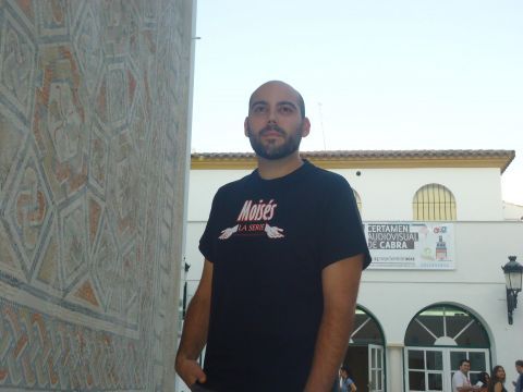 El cineasta egabrense José Antonio Campos en el patio del Cinestudio Municipal. (Foto: J. Moreno)