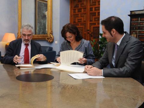 Ceballos y Fernández de Mesa firmando el convenio. (Foto: Cedida)