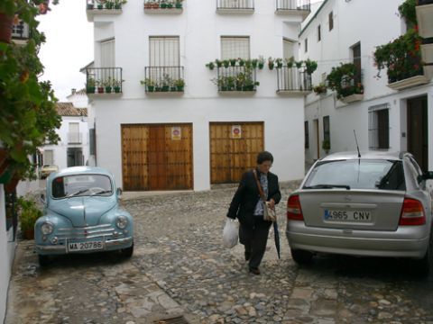 Dentro del plan se incluye la ordenanza para evitar los aparcamientos en el interior del barrio. (Foto: R. Cobo)